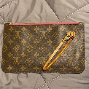 Louis Vuitton neverfull pouchette